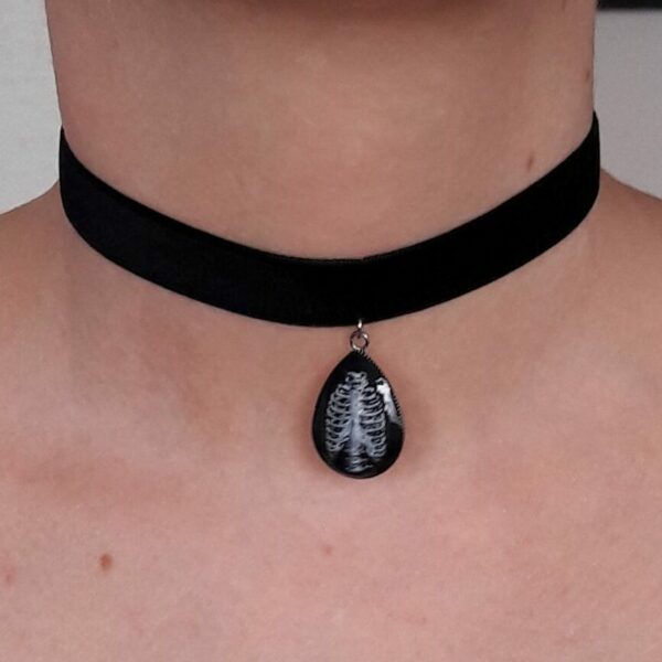 Choker en velours noir petite cage thoracique