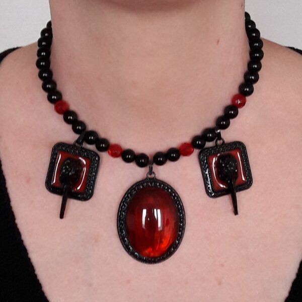 Collier crânes de corbeau, perles en verre rouge et noire – Image 2
