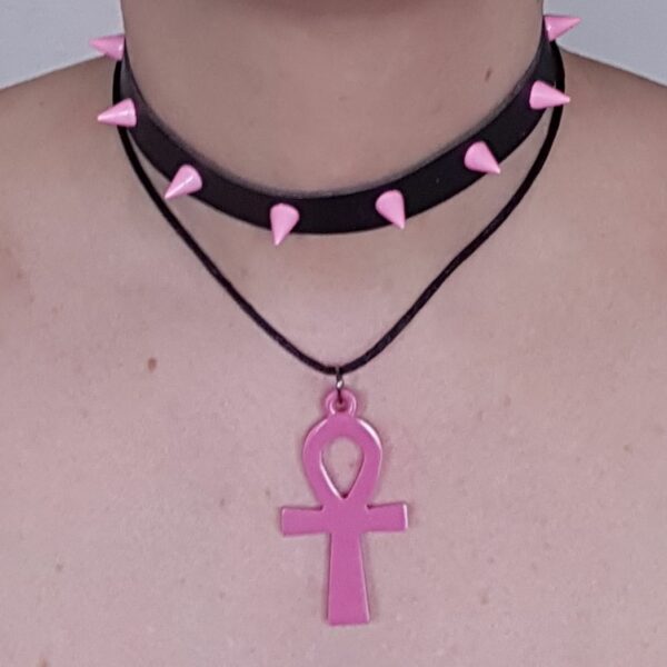 Choker croix de Ankh rose, cuir vegan avec spikes rose – Image 2