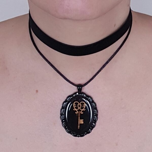 Collier double en velours noir avec pendentif clef – Image 2