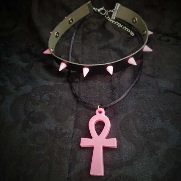 Choker croix de Ankh rose, cuir vegan avec spikes rose