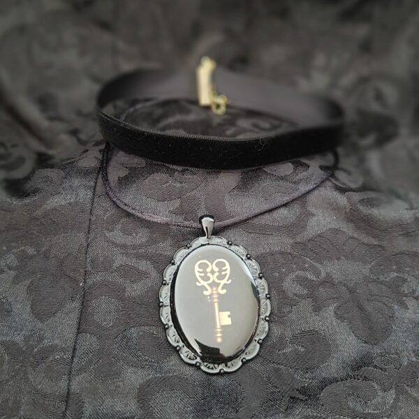 Collier double en velours noir avec pendentif clef