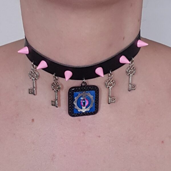 Choker spike rose avec pendentif oeil, en cuir vegan – Image 2