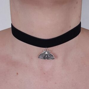 Collier ras de cou papillon de nuit, en velours noir.