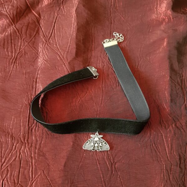 Collier ras de cou papillon de nuit – Image 2
