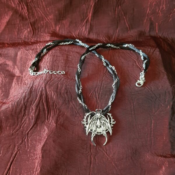 Collier papillon de nuit, posé sur une lune – Image 2