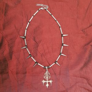 collier croix et pentacle inversé
