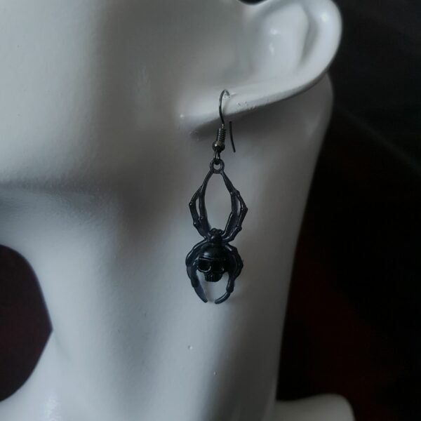 Boucles d’oreilles araignée, noire ou violette 1