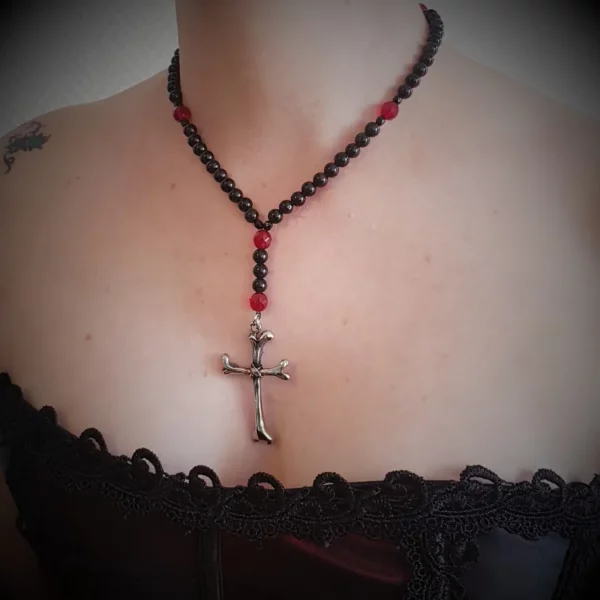 Chapelet croix d'os, perles d'obsidienne et verre, collier gothique femme