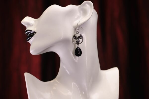 Boucles d'oreilles triskel avec perles à facettes noires – Image 2