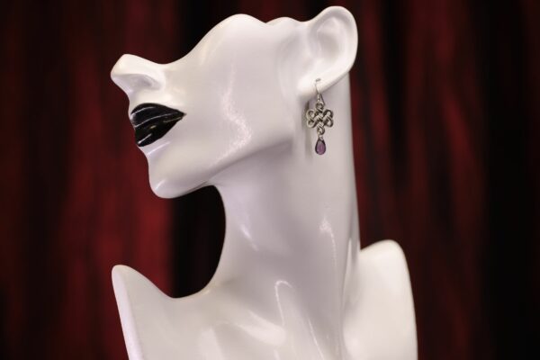 Boucles d'oreilles noeud d'amour celte, avec perle en verre noire ou violette – Image 2