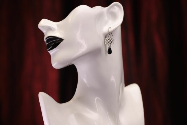 Boucles d'oreilles noeud d'amour celte, avec perle en verre noire ou violette – Image 3