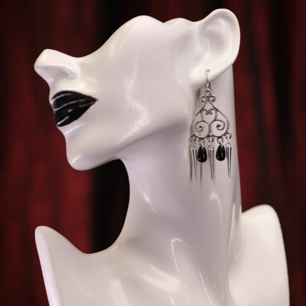 Boucles d'oreilles baroque avec coeur, perle et spike – Image 2