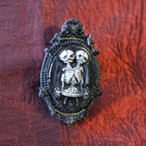 Broche style camée avec squelette siamois