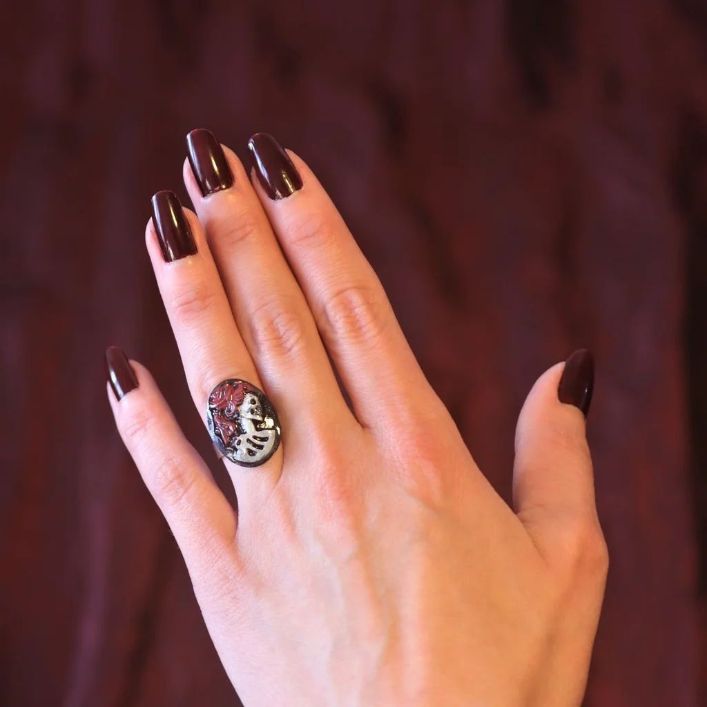 Bague portrait femme squelette