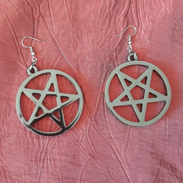 Boucles d'oreilles grand pentacle noir inversé – Image 2