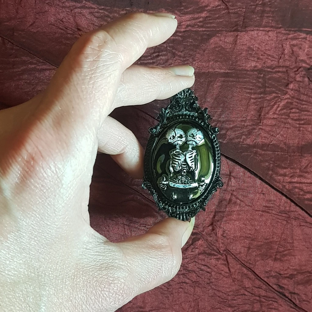 Broche style camée gothique avec squelette siamois – Image 2
