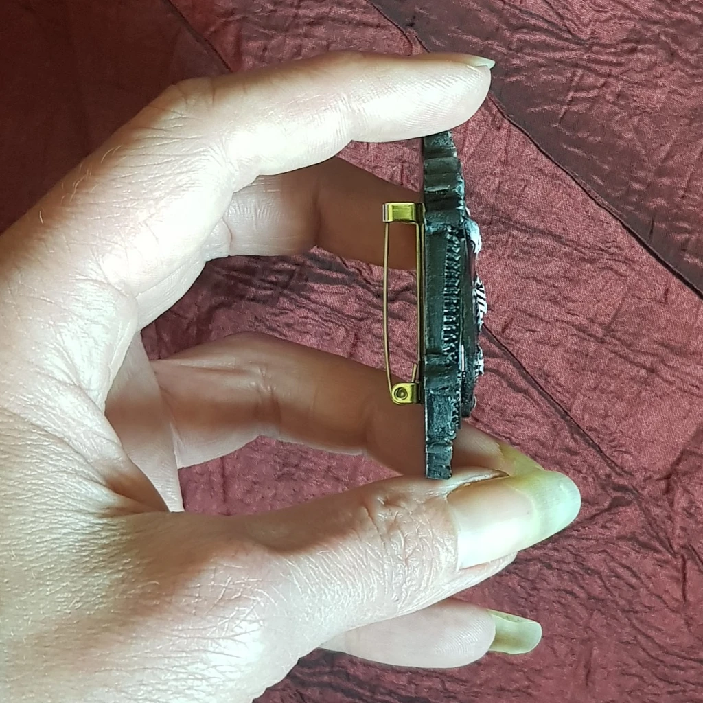 Broche style camée gothique avec squelette siamois – Image 3
