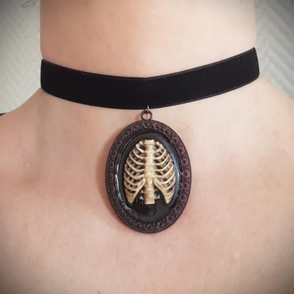 Féru d'anatomie ou simplement amateur d'os? Alors montrez-le fièrement grâce à cet original choker cage thoracique en velours noir.