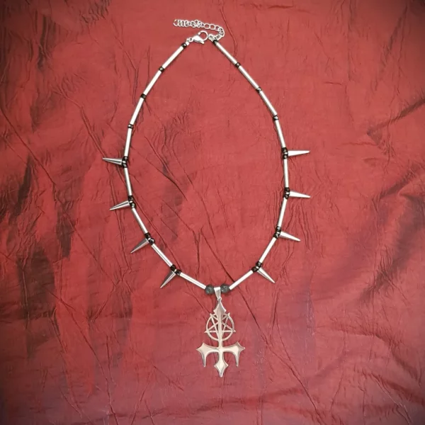 Collier croix et pentacle inversé.