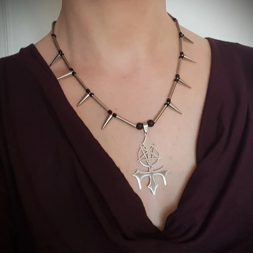 Collier croix et pentacle inversé.