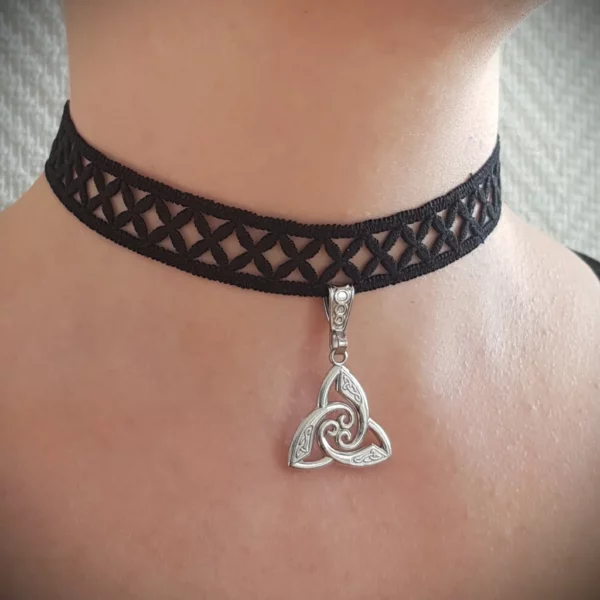Ce collier ras de cou celtique triquetra est composé d'une dentelle noire en motif géométrique agrémenté d'un pendentif triquetra avec de délicats entrelacs celtes, en acier inoxydable.