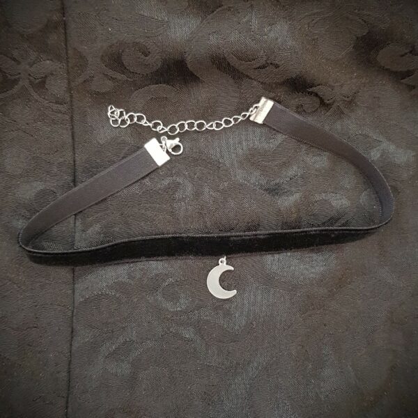 collier ras de cou croissant de lune.2