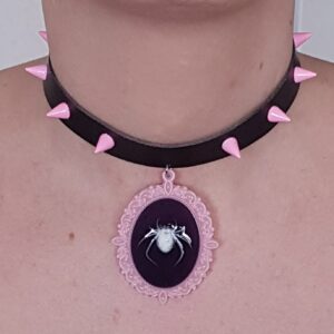 Choker cuir vegan avec spike rose et médaillon araignée