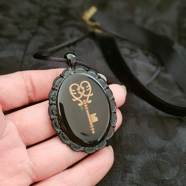 Collier double en velours noir avec pendentif clef – Image 3
