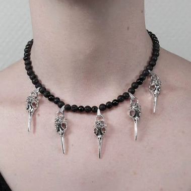 Collier en perles de lave et d'onyx, avec crânes de corbeaux argentés, Pagan Soul