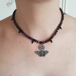 Collier papillon et lunes, violet et noir