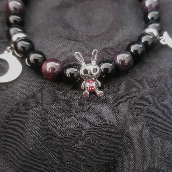 Bracelet lapin zombie, en onyx et grenat 1