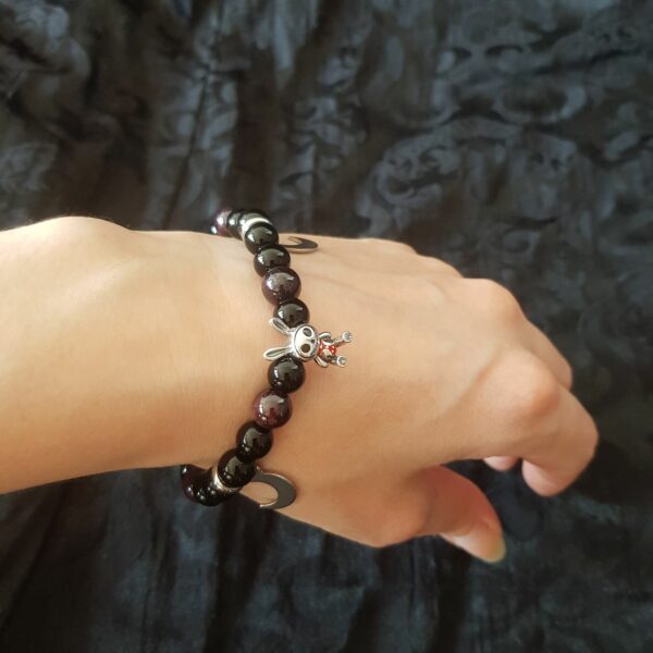 Bracelet lapin zombie, en onyx et grenat 2