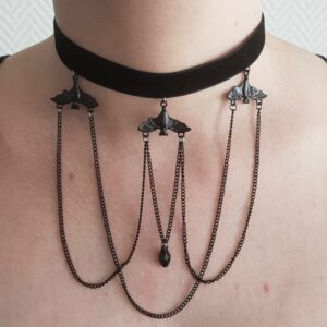 Choker noir chauve souris et chaînes