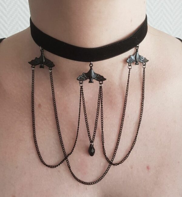 Choker noir chauve souris et chaînes