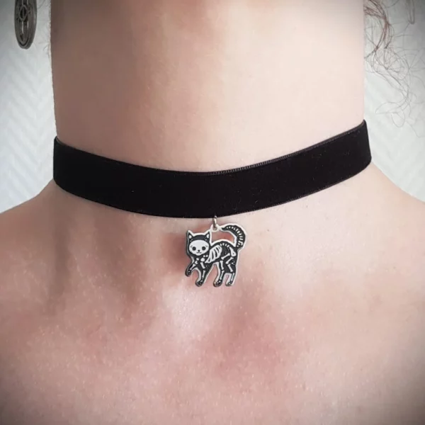 Ce collier choker original met en valeur un joli pendentif chat, mais à y regarder de plus près, ce chat est assez spécial ! Comme passé aux rayons X, son corps laisse apparaitre tout son squelette, pour un effet des plus détonant.