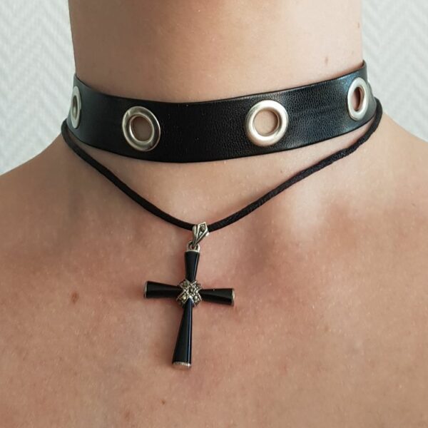 Collier multi-rang avec croix gothique, en argent 925 et onyx