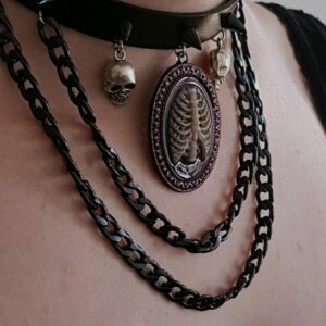 Collier à clous crânes et cage thoracique, en vrai cuir 2