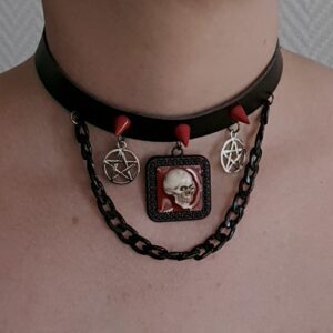 Choker crânes et pentacles, en cuir vegan 1