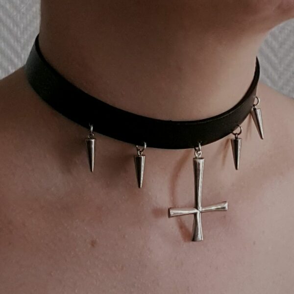 Collier en cuir avec croix inversée en argent 925