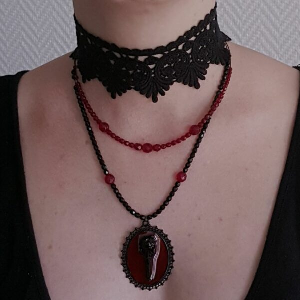 Collier de soirée ou mariage gothique, en dentelle, avec crâne de corbeau 1