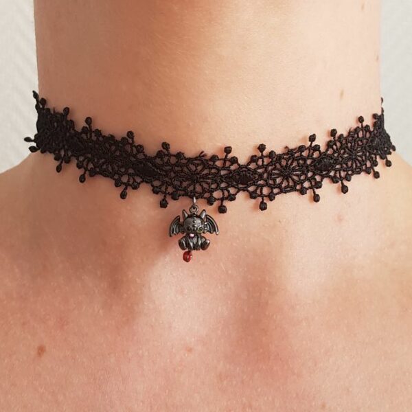 Choker en dentelle avec petit démon ailé