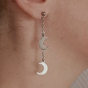 Longues et fines, ces boucles d'oreilles pendantes croissants de lune ajouteront une touche witchy à votre tenue, tout en élégance. Le petit plus? La monture clous pour ne pas qu'elles s'échappent!