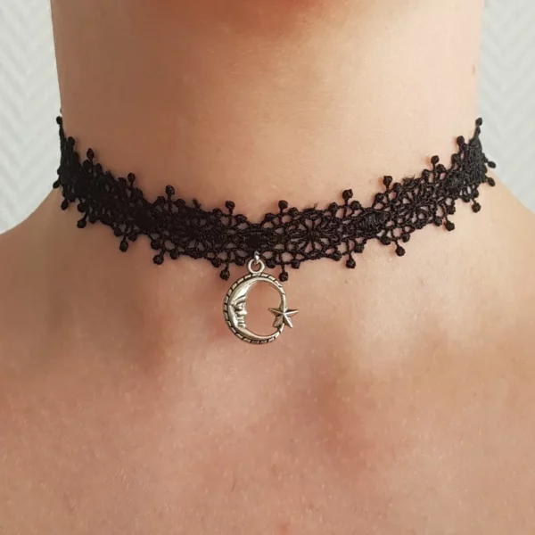 Collier ras de cou en dentelle noire lune et étoile