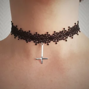 Collier ras de cou en dentelle noire avec croix satanique en argent 925