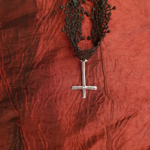 Choker en dentelle noire avec croix satanique en argent 925