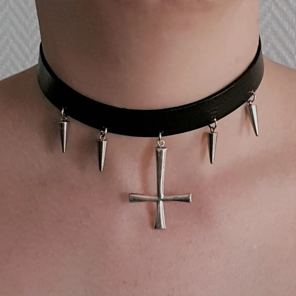 Collier gothique en cuir véritable avec croix inversée en argent 925