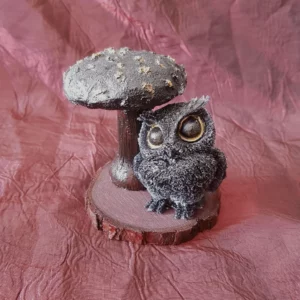 Figurine décorative de hibou sous son champignon