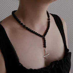 Rosaire gothique en onyx et grenat, avec croix satanique en argent 925