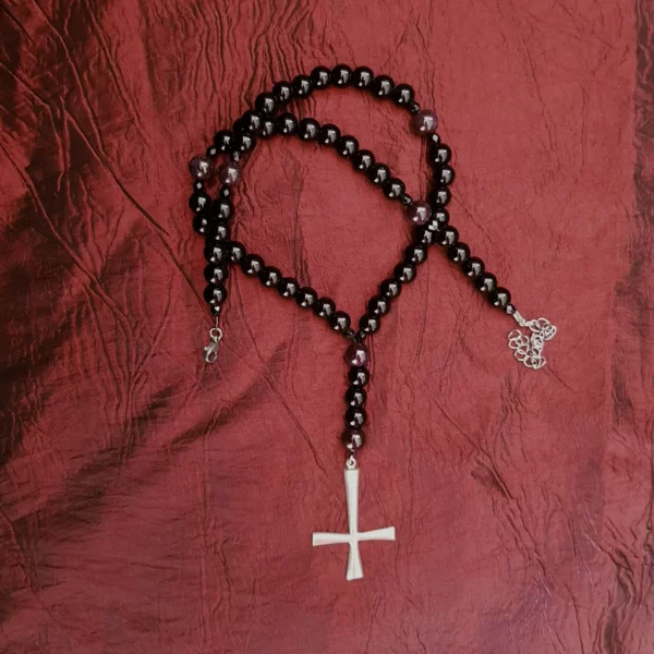 Chapelet gothique en onyx et grenat, avec pendentif croix satanique en argent 925